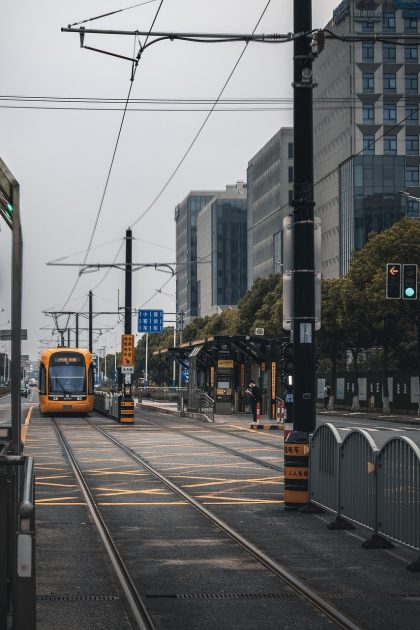 列车驶过午夜的城市缩略图